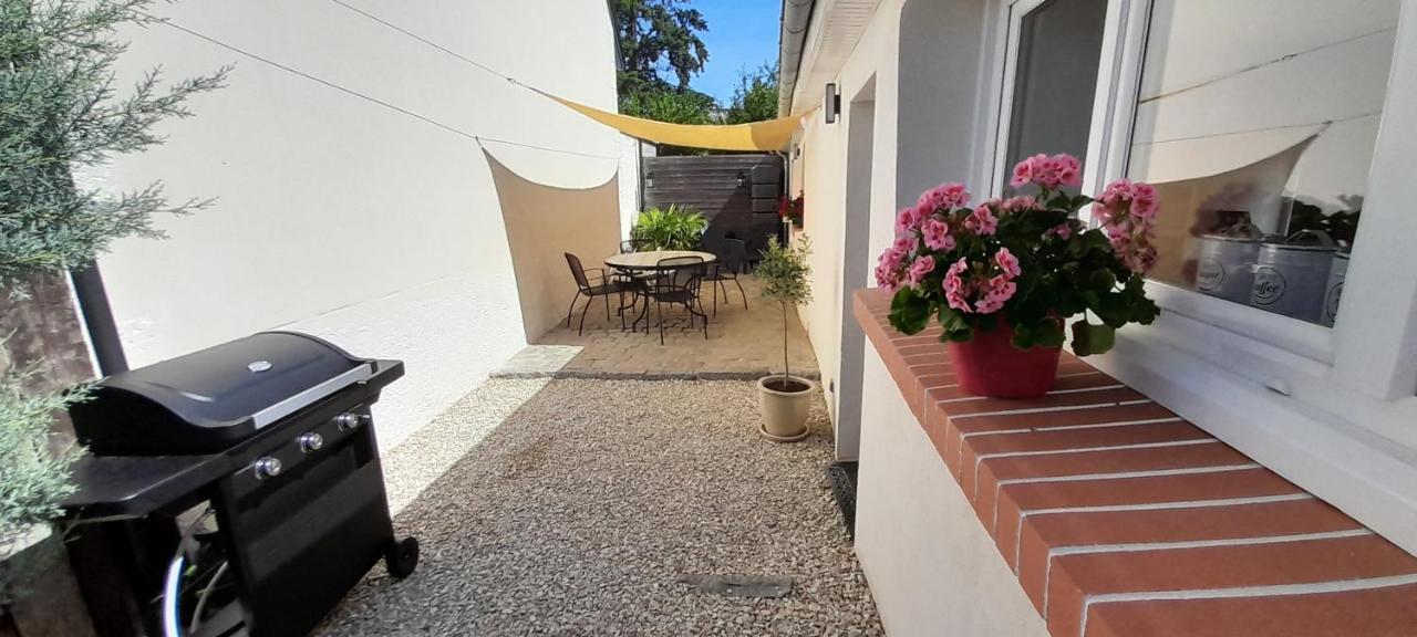 Villa Le Dionysien *** à Saint-Denis-de lʼHôtel Extérieur photo