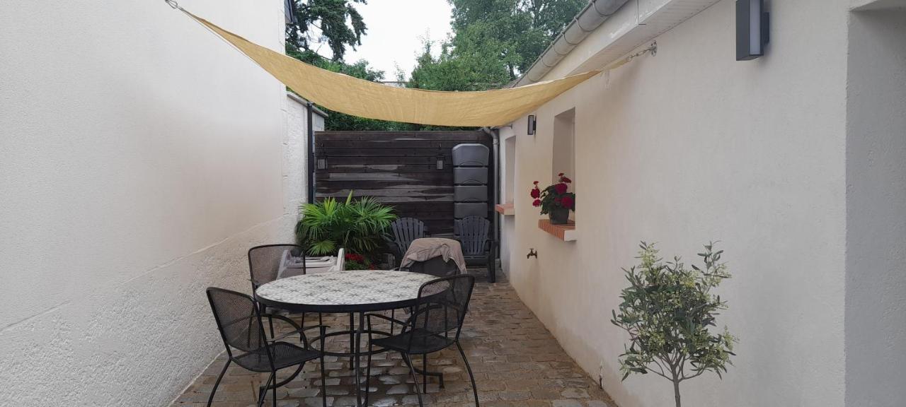 Villa Le Dionysien *** à Saint-Denis-de lʼHôtel Extérieur photo