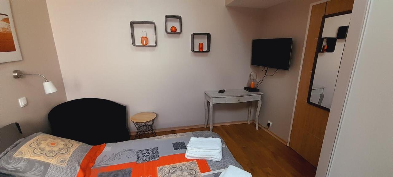 Villa Le Dionysien *** à Saint-Denis-de lʼHôtel Extérieur photo